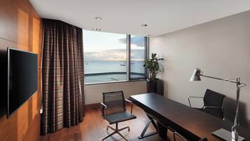 Executive-Suite, 1Â King-Bett, Meerblick | Hochwertige Bettwaren, Minibar, Zimmersafe, Schreibtisch