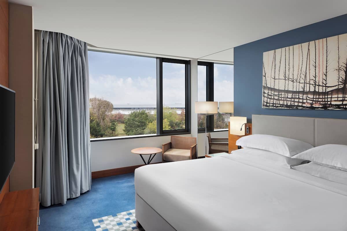 1 bedroom, premium bedding, minibar, in-room safe