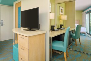 In-room safe, desk, laptop workspace, blackout curtains - Waikiki Circle Hotel By Castle (Honolulu)