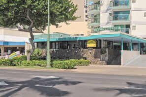 Breakfast and lunch served, ocean views 