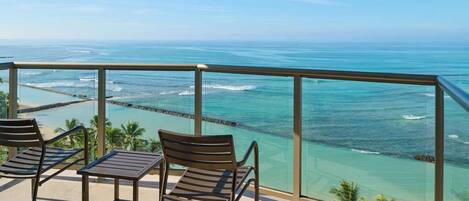 Värdeförvaringsskåp på rummet, skrivbord och arbetsyta för laptop