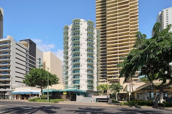 Hotel exterior and entrance at Waikiki Circle Hotel By Castle