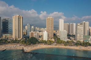 A coastal cityscape with high-rise buildings, a sandy beach, and clear blue waters. - Waikiki Circle Hotel By Castle (Honolulu)