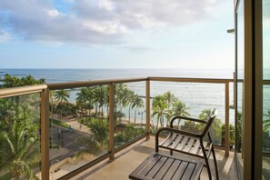 A balcony with a view of the ocean and palm trees. - Waikiki Circle Hotel By Castle (Honolulu)