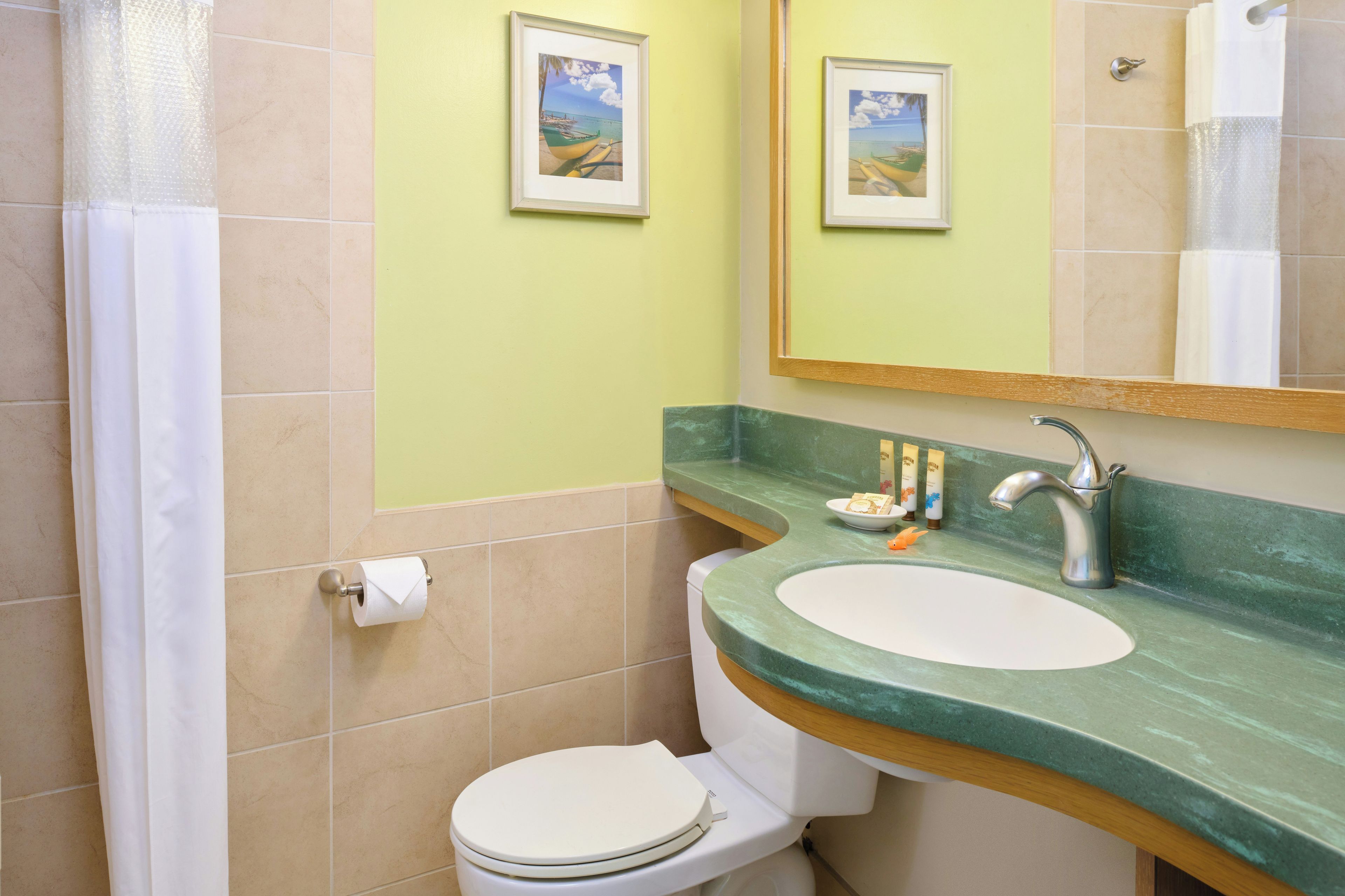Ein Badezimmer mit Toilette, Waschbecken und Spiegel.
