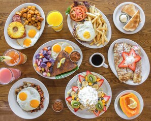 Desayuno a la carta todos los días (con cargo)