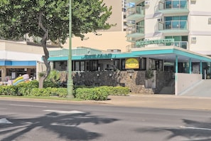 Déjeuner et dîner servis sur place, vue sur la mer 