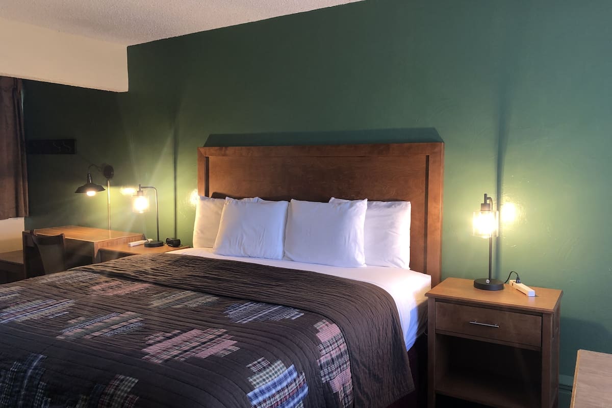 King Room | Desk, blackout drapes, free WiFi, bed sheets