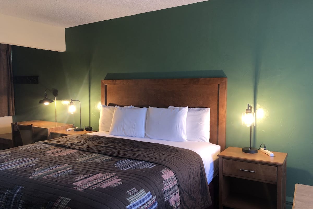 King Room | Desk, blackout drapes, free WiFi, bed sheets