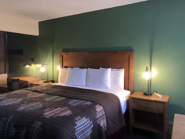 Desk, blackout drapes, free WiFi, bed sheets - Great Western Colorado Lodge (Salida)