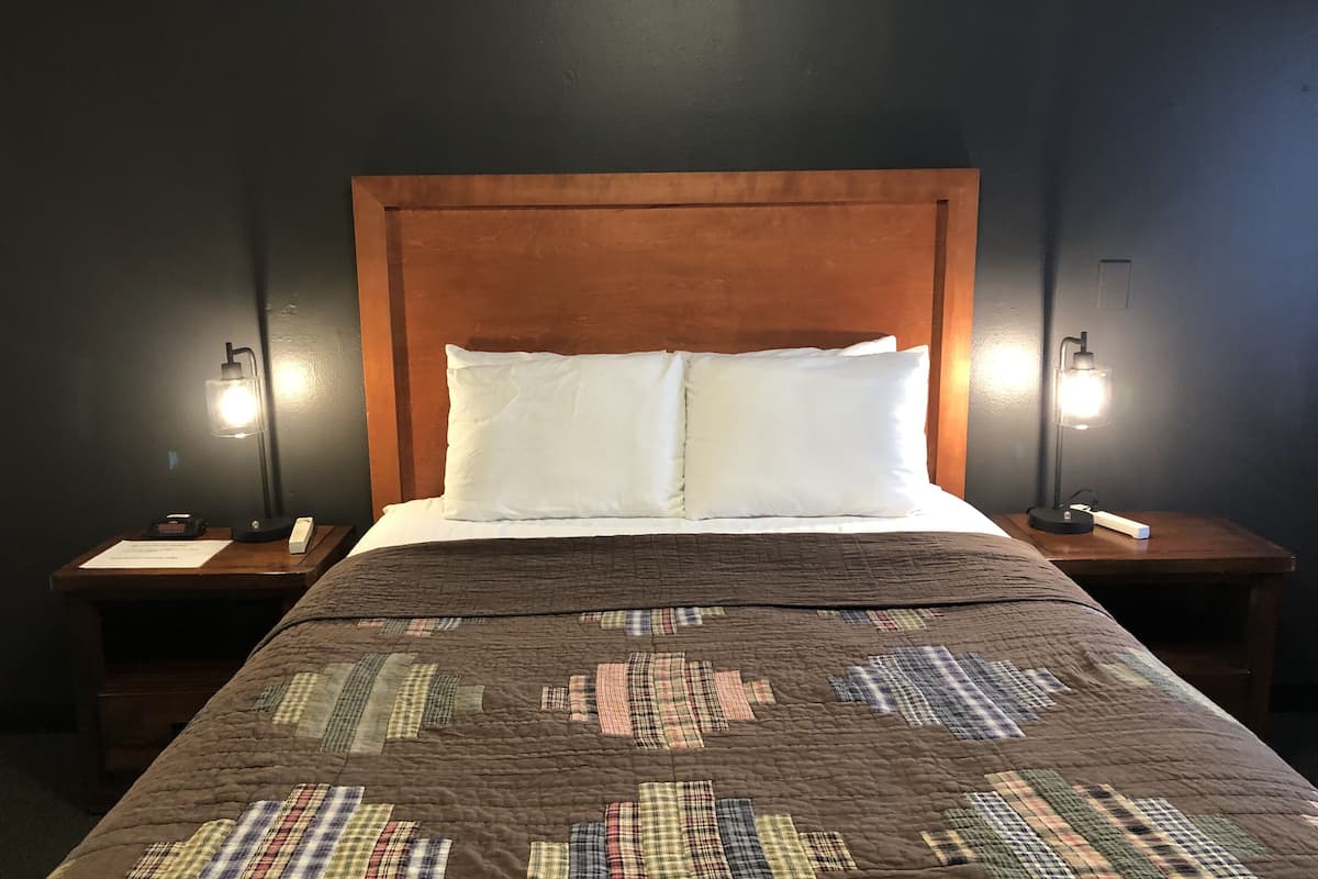 Queen Room | Desk, blackout drapes, free WiFi, bed sheets