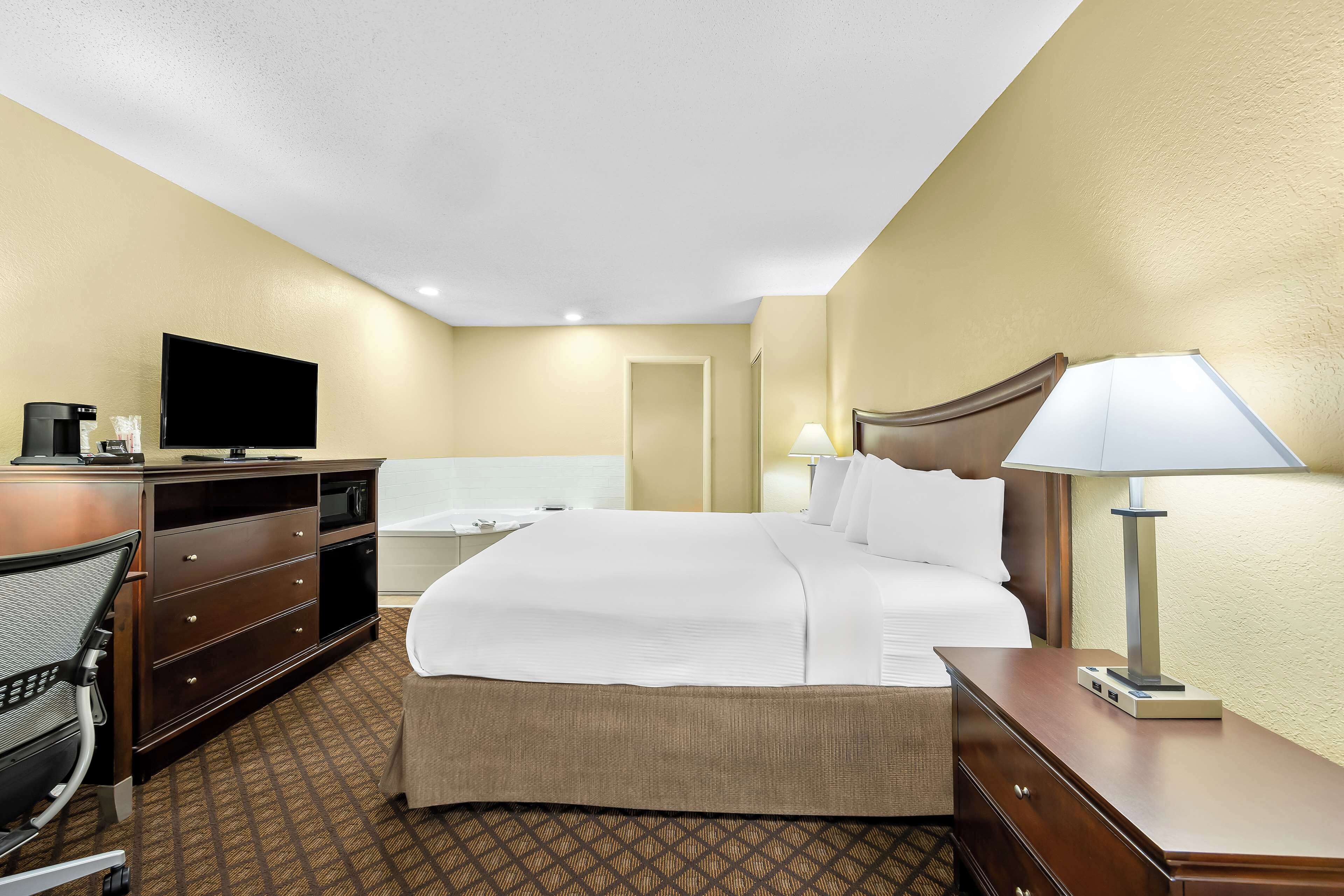 suite, 1 king bed, non smoking, jetted tub | premium bedding, pillow-top beds, individually furnished, desk