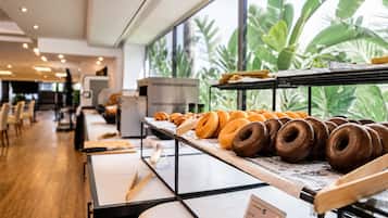 Se ofrece un desayuno bufé todos los días (por un coste adicional)