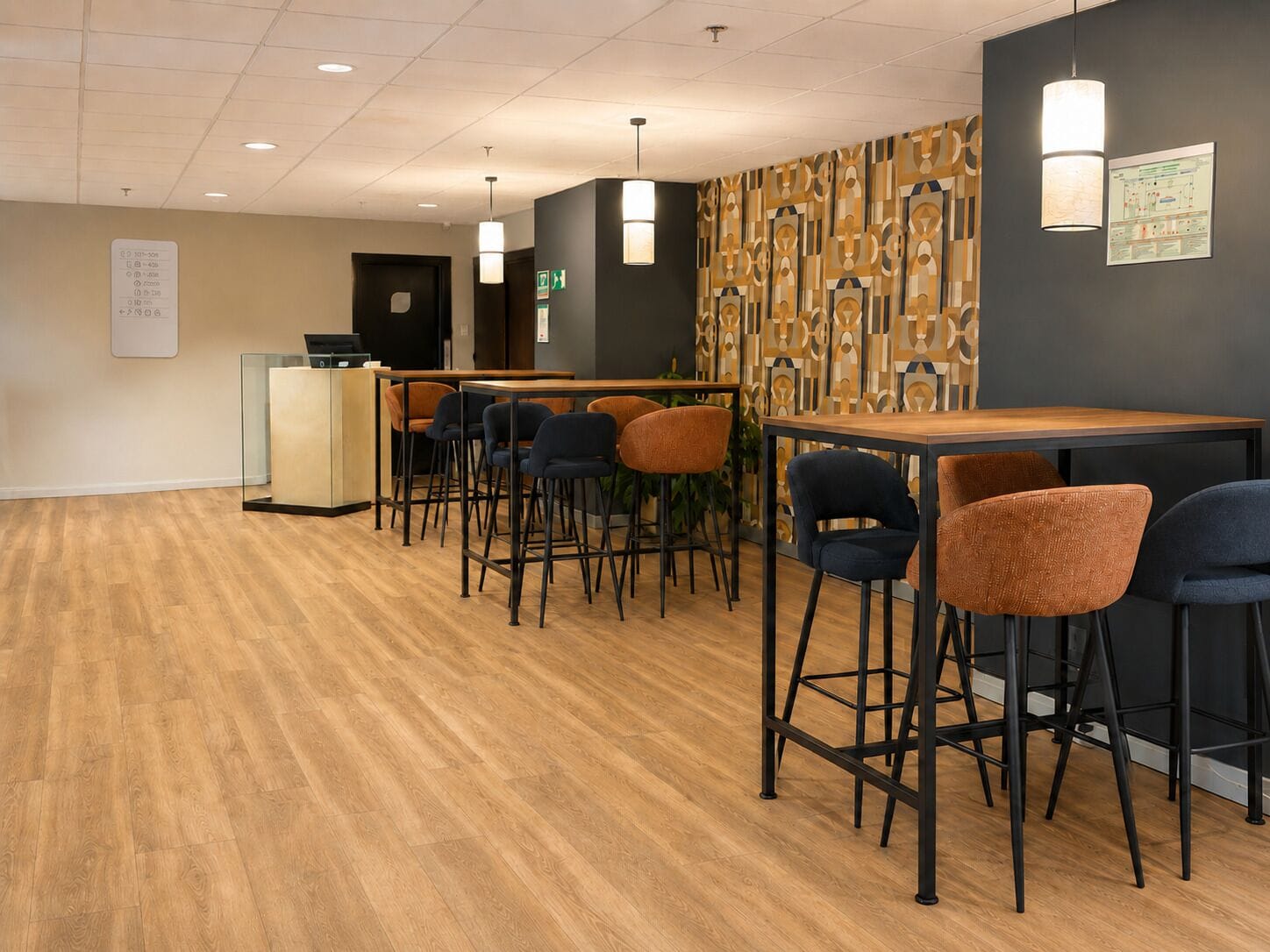 Zona de bar moderna con taburetes altos, una mesa de madera y un revestimiento de pared con diseño.