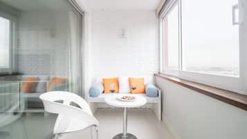 Minibar, caja de seguridad en la habitación y escritorio