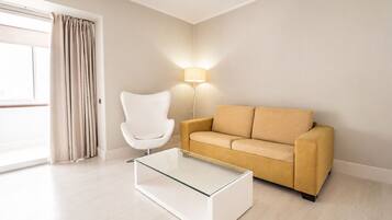 Suite junior | Minibar, caja fuerte, escritorio y cortinas opacas