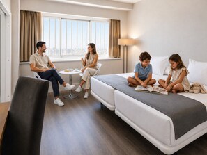 Familienzimmer | Minibar, Zimmersafe, Schreibtisch, Verdunkelungsvorhänge