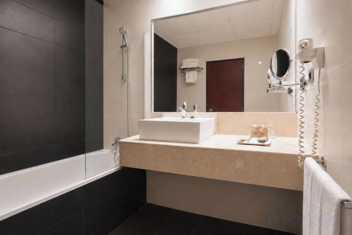 Combined shower/tub, deep soaking tub, free toiletries, hair dryer