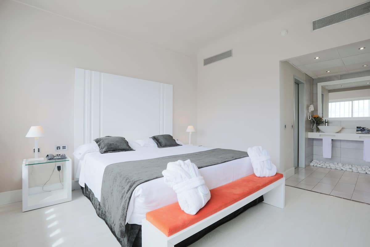 Suite – junior | Minibar, safe på rommet, skrivebord og blendingsgardiner