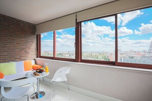 Junior Suite | Minibar, in-room safe, desk, blackout drapes - Hotel Chamartin The One (Madrid)