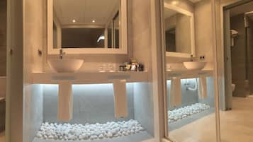 Suite junior | Baño | Tina con regadera, tina profunda, amenidades de baño ecológicas