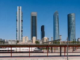 Un paisaje urbano con rascacielos modernos y una estación de tren.