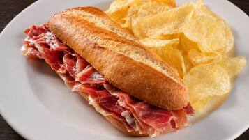 Un sándwich con papas fritas en un plato.