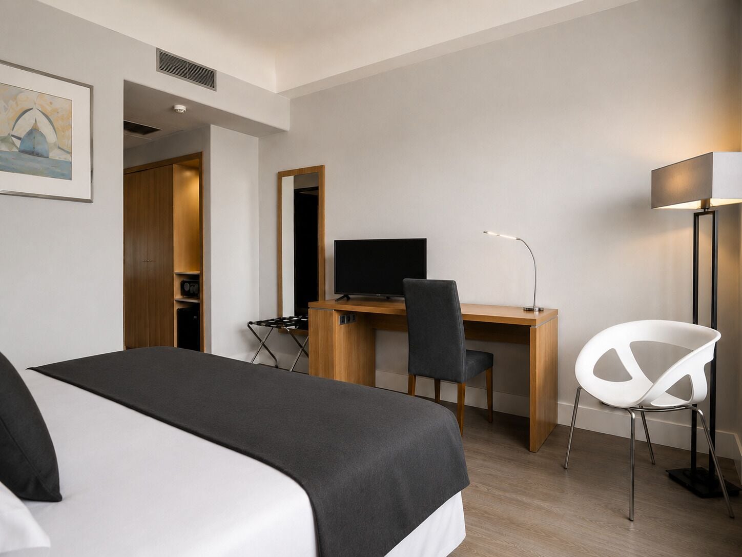 Minibar, caja fuerte, escritorio y cortinas opacas