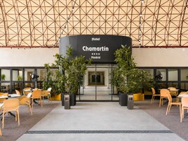 Ein Hotel Eingang mit modernem Design, inklusive einer großen Schilder für Hotel Chamartin in Madrid.