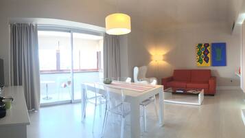 Suite Junior | Minibar, una cassaforte in camera, una scrivania, tende oscuranti