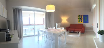 Junior Suite | Minibar, in-room safe, desk, blackout curtains