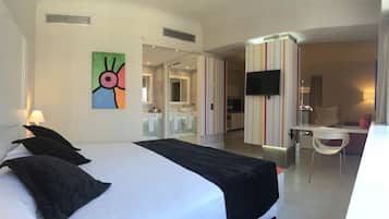 Junior Suite | Minibar, in-room safe, desk, blackout drapes