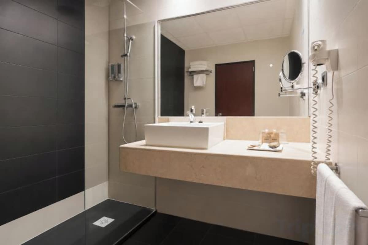 Combined shower/tub, deep soaking tub, free toiletries, hair dryer