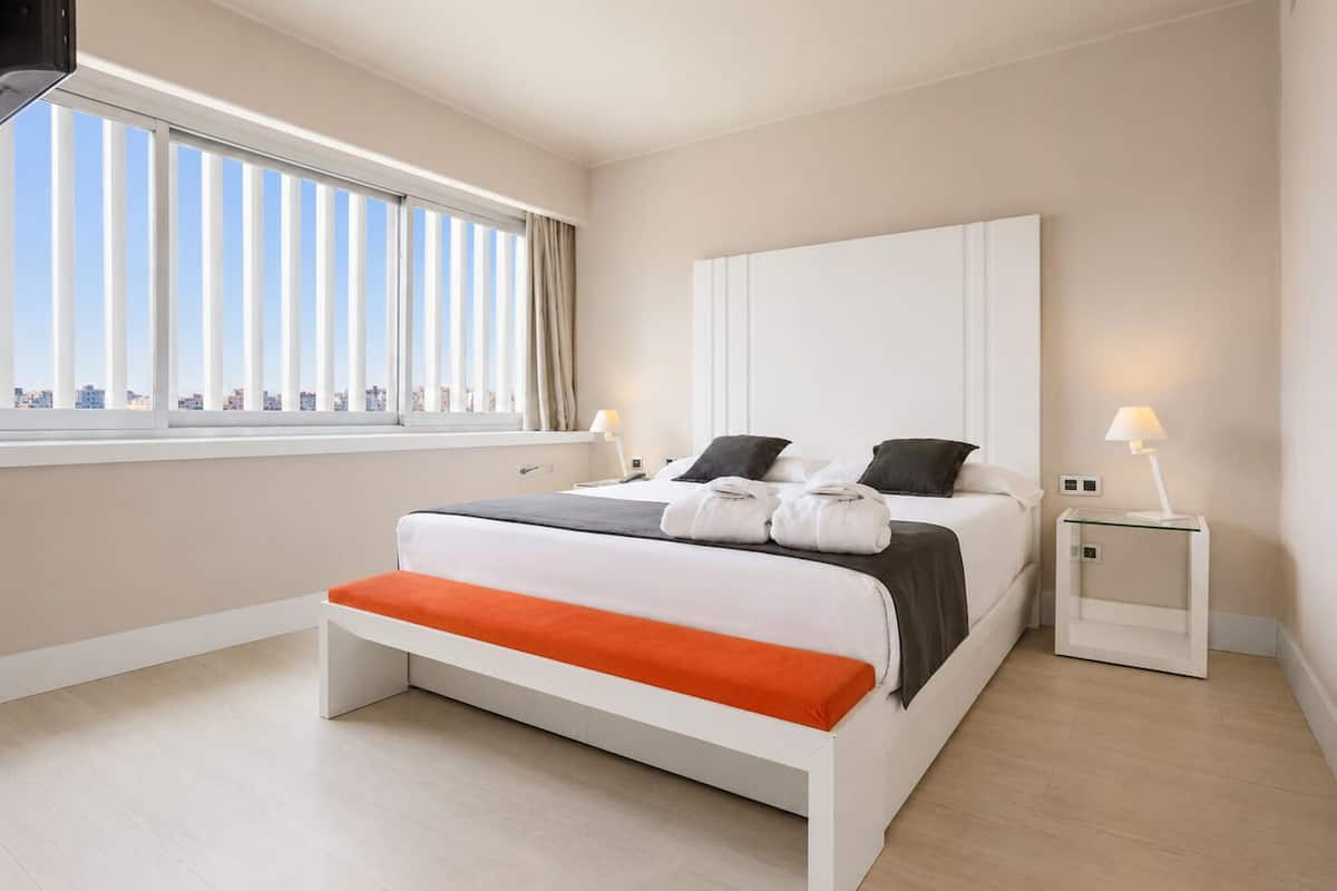 Junior Suite | Minibar, in-room safe, desk, blackout drapes