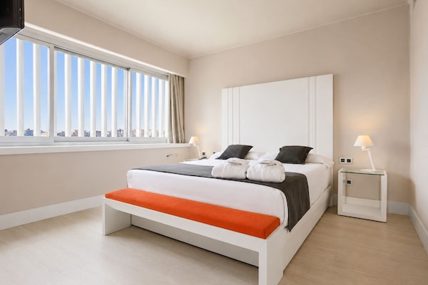 Minibar, coffres-forts dans les chambres, bureau, rideaux occultants