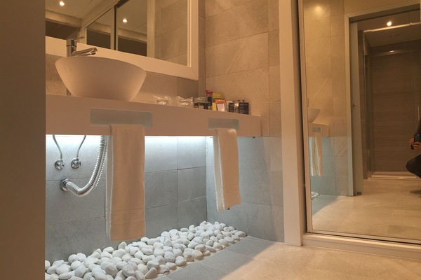 Junior Suite | Bathroom | Combined shower/tub, deep soaking tub, eco-friendly toiletries