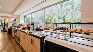 Se ofrece un desayuno bufé todos los días (por un coste adicional)