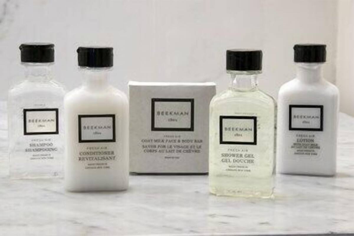 Une gamme de produits de soins pour la peau comprenant un shampooing, un après-shampooing, un gel douche et un gel.