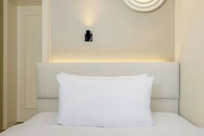 Room, 1 Twin Bed | Premium bedding, in-room safe, desk, laptop workspace