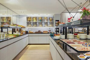 Petit déjeuner buffet servi tous les jours en supplément