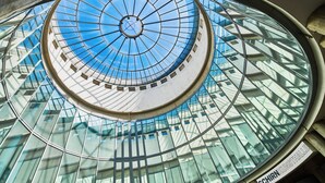 A circular glass ceiling with a central skylight, surrounded by a metal framework. - Le Méridien Frankfurt (Frankfurt)