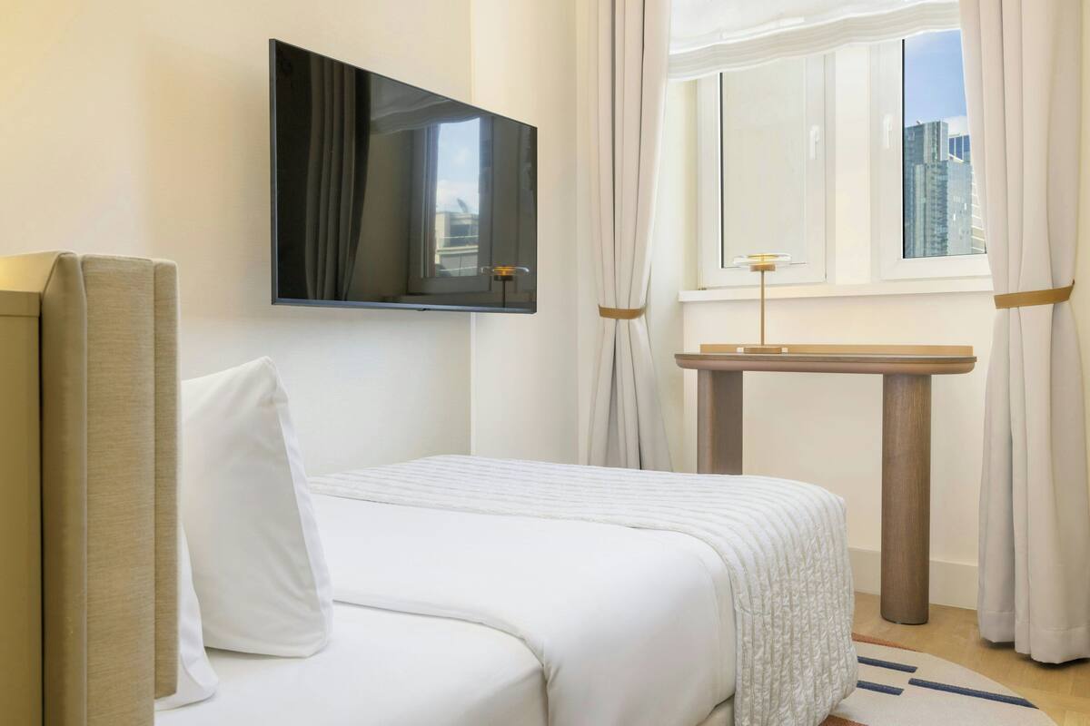 Room, 1 Twin Bed | Premium bedding, in-room safe, desk, laptop workspace