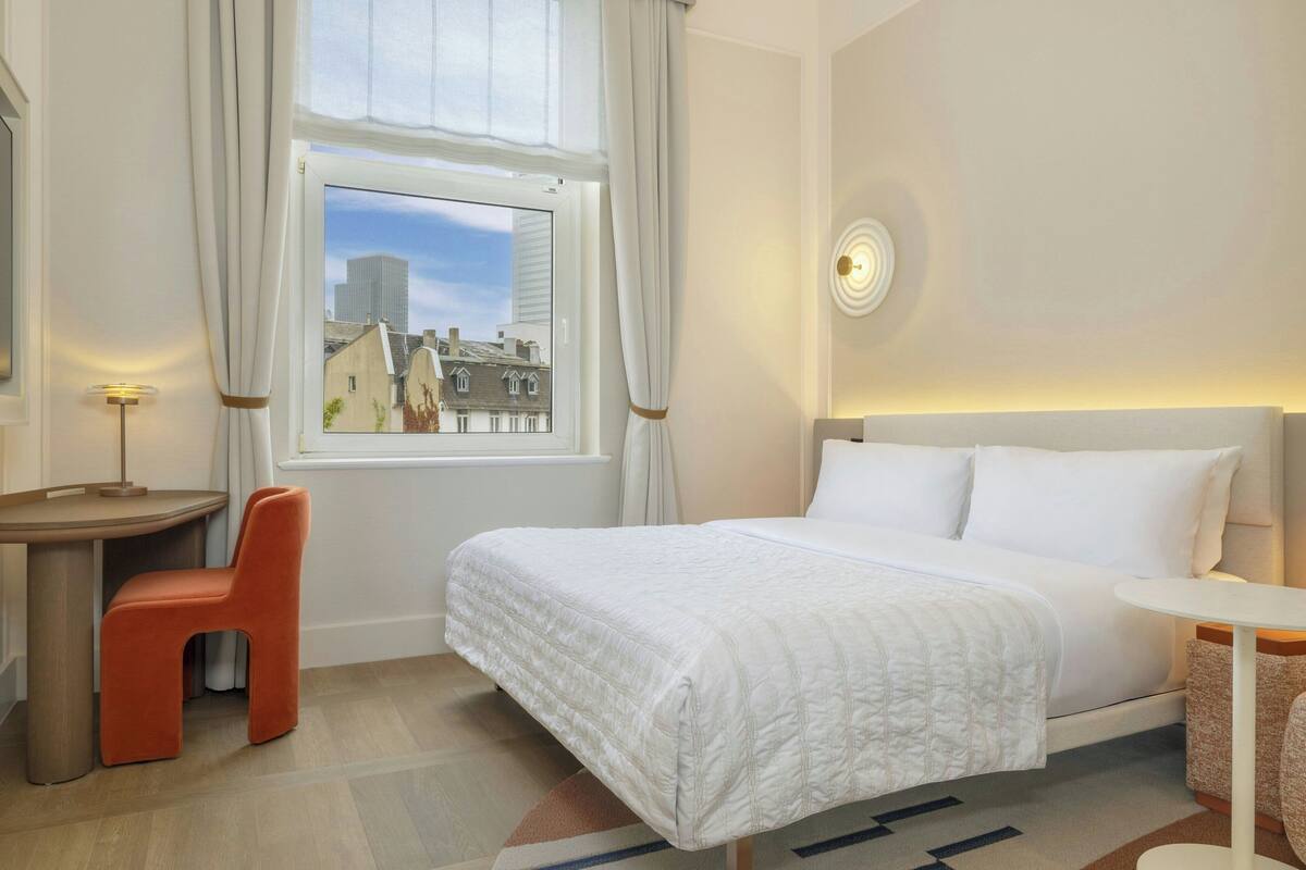 Premium bedding, in-room safe, desk, laptop workspace