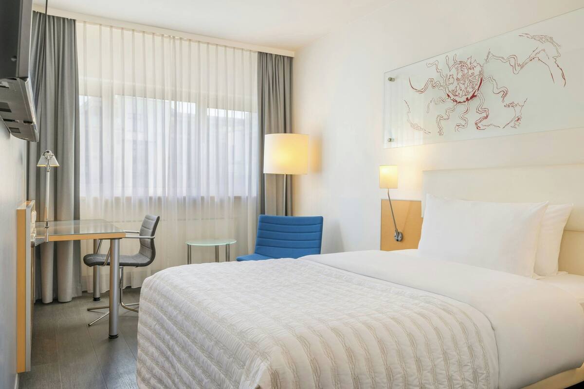 Superior Room, 1 Twin Bed | Premium bedding, in-room safe, desk, laptop workspace