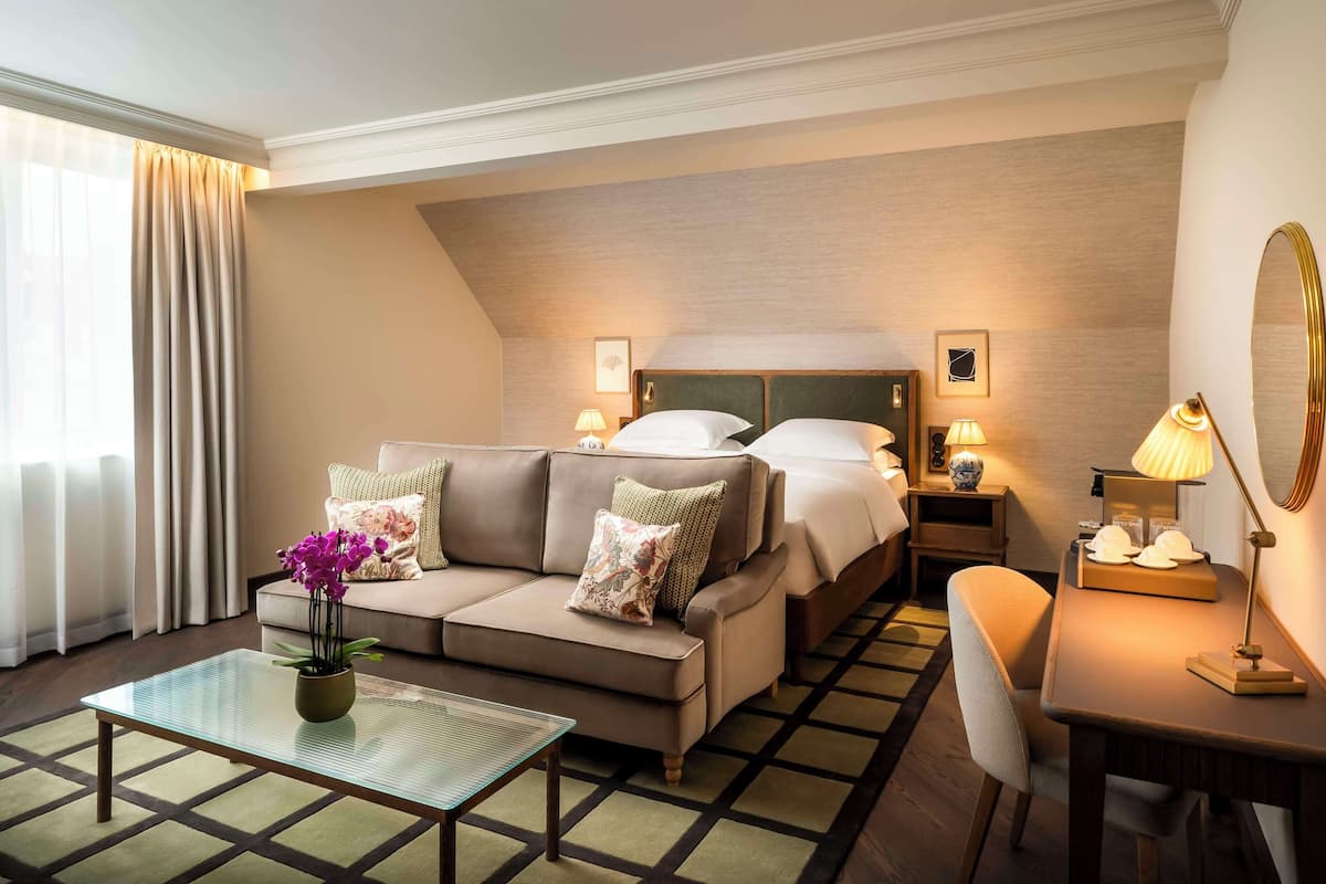 junior suite, 1 king bed | hypo-allergenic bedding, free minibar, in-room safe, desk
