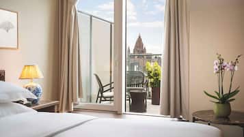 Room, 1 King Bed, Balcony | Hypo-allergenic bedding, free minibar, in-room safe, desk