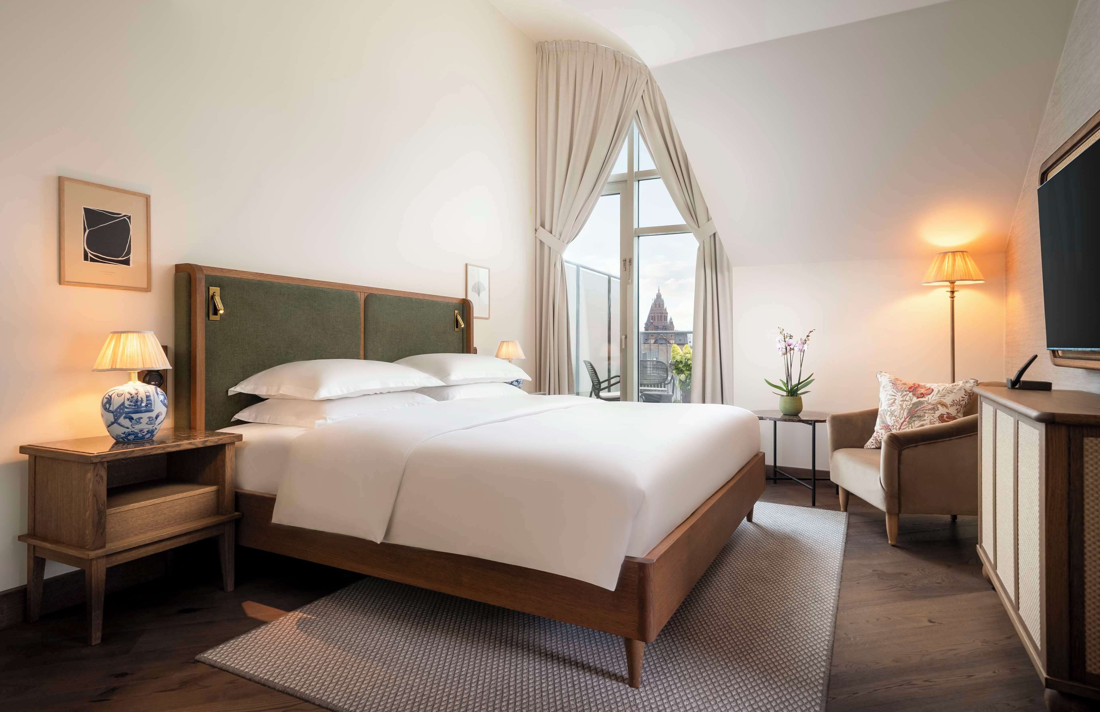 hypo-allergenic bedding, free minibar, in-room safe, desk