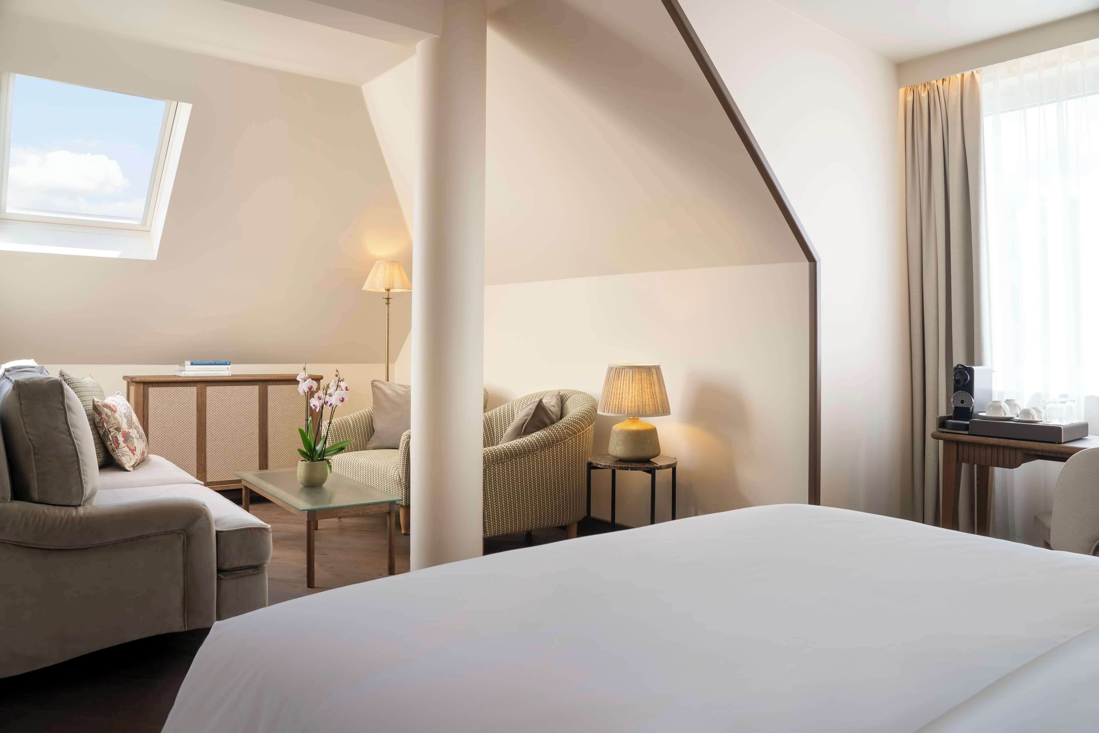 hypo-allergenic bedding, free minibar, in-room safe, desk