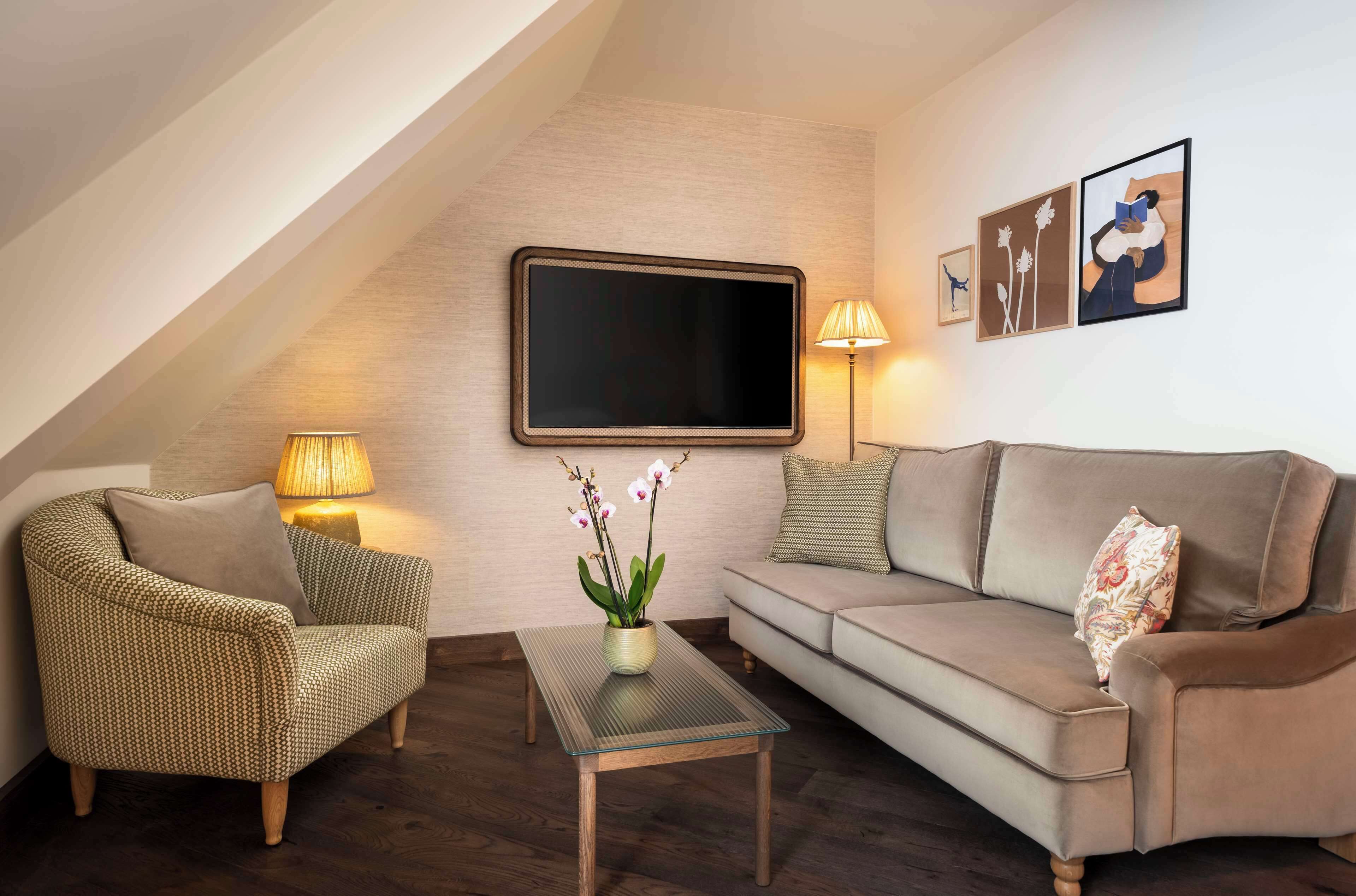 junior suite, 1 king bed (deluxe) | hypo-allergenic bedding, free minibar, in-room safe, desk