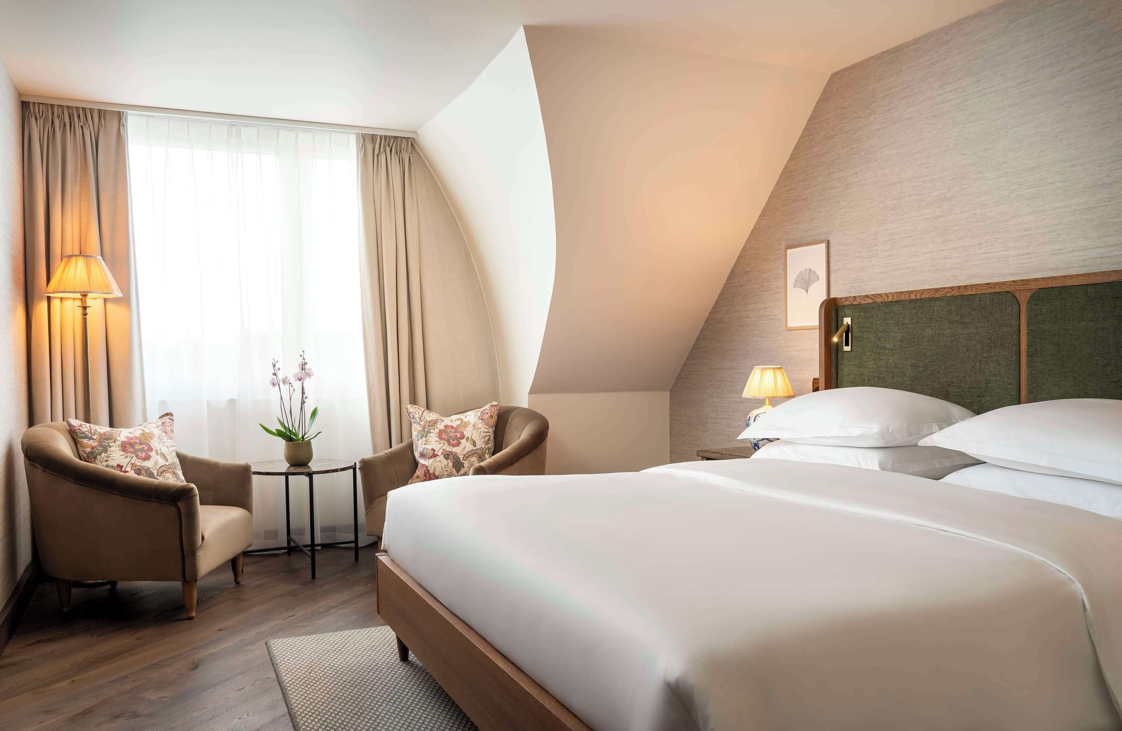 hypo-allergenic bedding, free minibar, in-room safe, desk